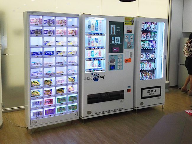 Unmanned Combination Vending Machine For Retailing Easy